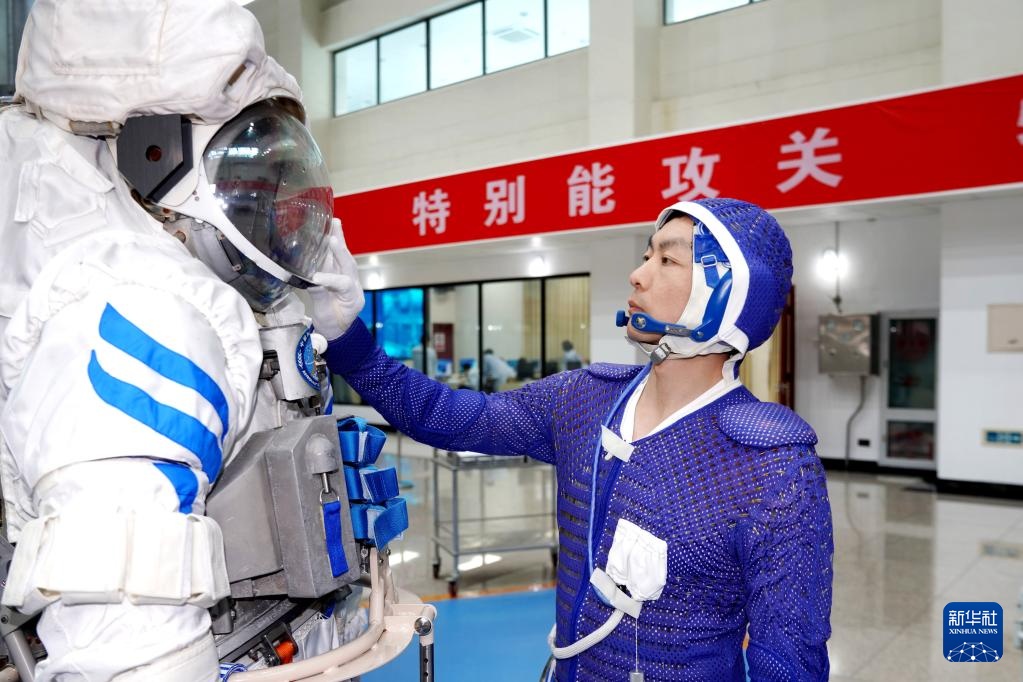 星图已展待起笔 紫荆将绽“中国宫”——记神舟二十三号航天员乘组