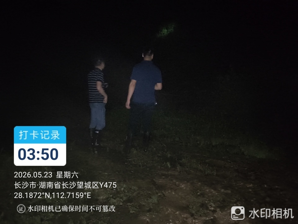 “别睡了,快起来收拾东西!”凌晨两点,村干部挨家挨户呼喊村民 “别睡了,快起来收拾东西!”凌晨两点,村干部挨家挨户呼喊村民