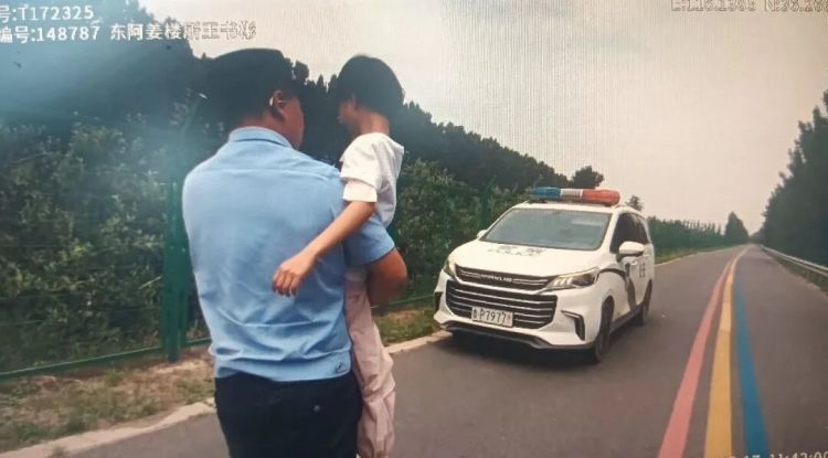 路边偶遇一女孩,聊城民警瞬间警觉:停车!不对劲! 路边偶遇一女孩,聊城民警瞬间警觉:停车!不对劲!