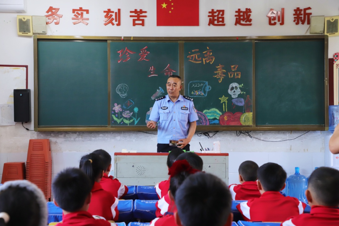 小学生用AI识毒立大功！民警：奖！