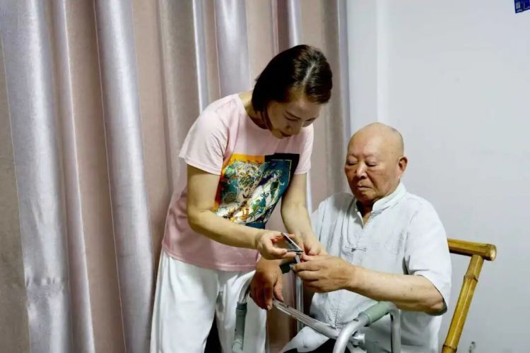 风雨无阻送餐，替老人送终……台州这对夫妻，把隔壁两位孤寡阿公，当成亲人孝敬了6年