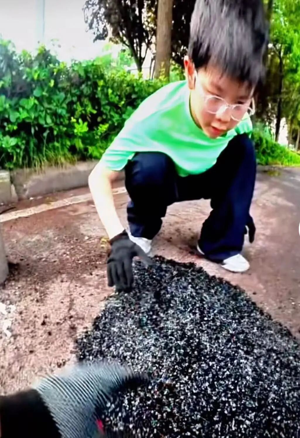 “看着特别危险”,武汉父子俩满头大汗扑在宜家路边,自称“热心市民小王和小小王” “看着特别危险”,武汉父子俩满头大汗扑在宜家路边,自称“热心市民小王和小小王”