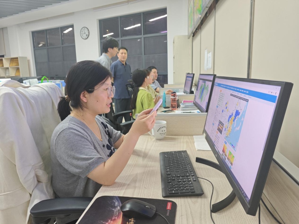 预警跑赢暴雨!气象人彻夜值守:向长沙76.8万人次送达靶向信息,精准叫应 预警跑赢暴雨!气象人彻夜值守:向长沙76.8万人次送达靶向信息,精准叫应