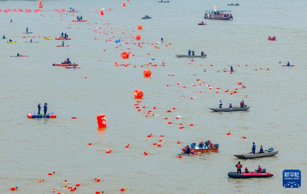 河南三门峡举行横渡母亲河活动 河南三门峡举行横渡母亲河活动