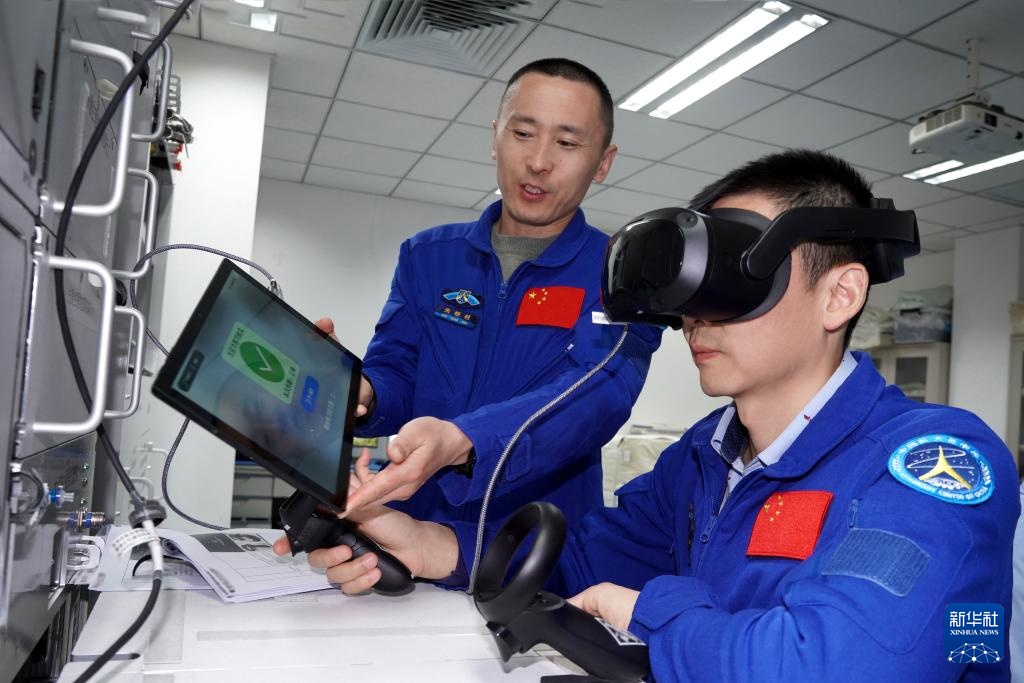 星图已展待起笔 紫荆将绽“中国宫”——记神舟二十三号航天员乘组