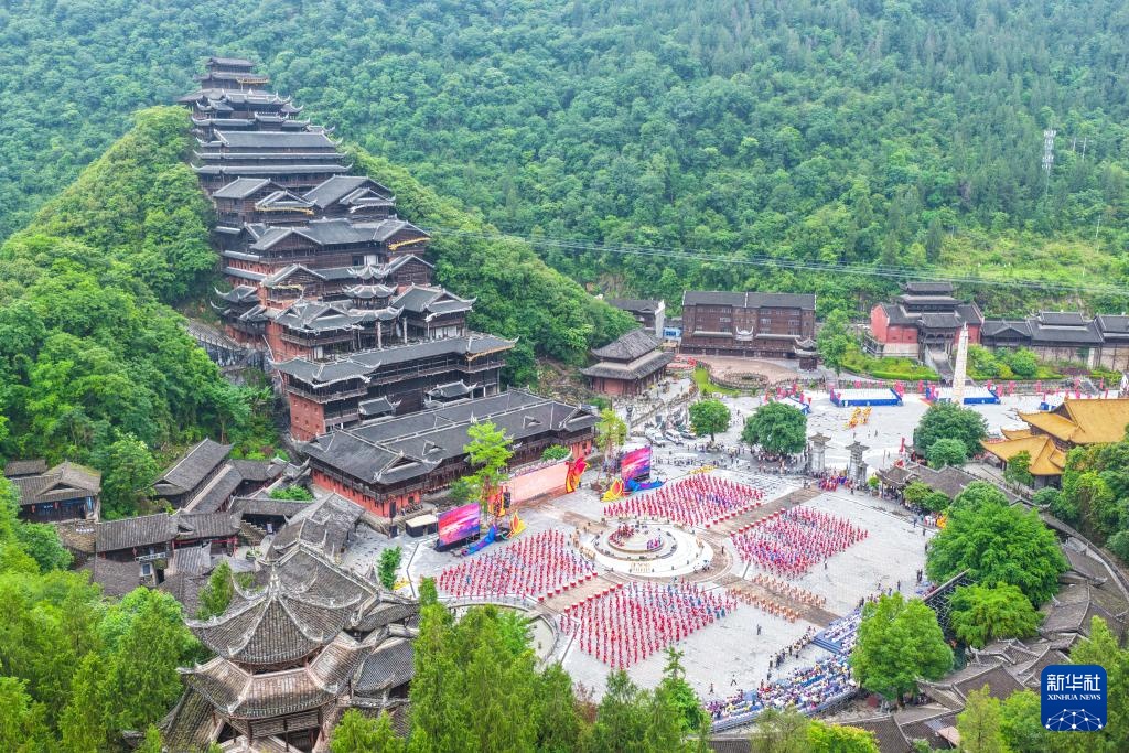 第十五届乌江苗族踩花山节在重庆开幕 第十五届乌江苗族踩花山节在重庆开幕