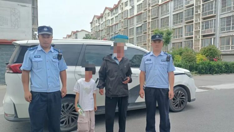 路边偶遇一女孩,聊城民警瞬间警觉:停车!不对劲! 路边偶遇一女孩,聊城民警瞬间警觉:停车!不对劲!