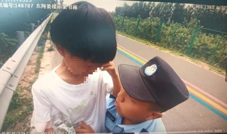 路边偶遇一女孩,聊城民警瞬间警觉:停车!不对劲! 路边偶遇一女孩,聊城民警瞬间警觉:停车!不对劲!