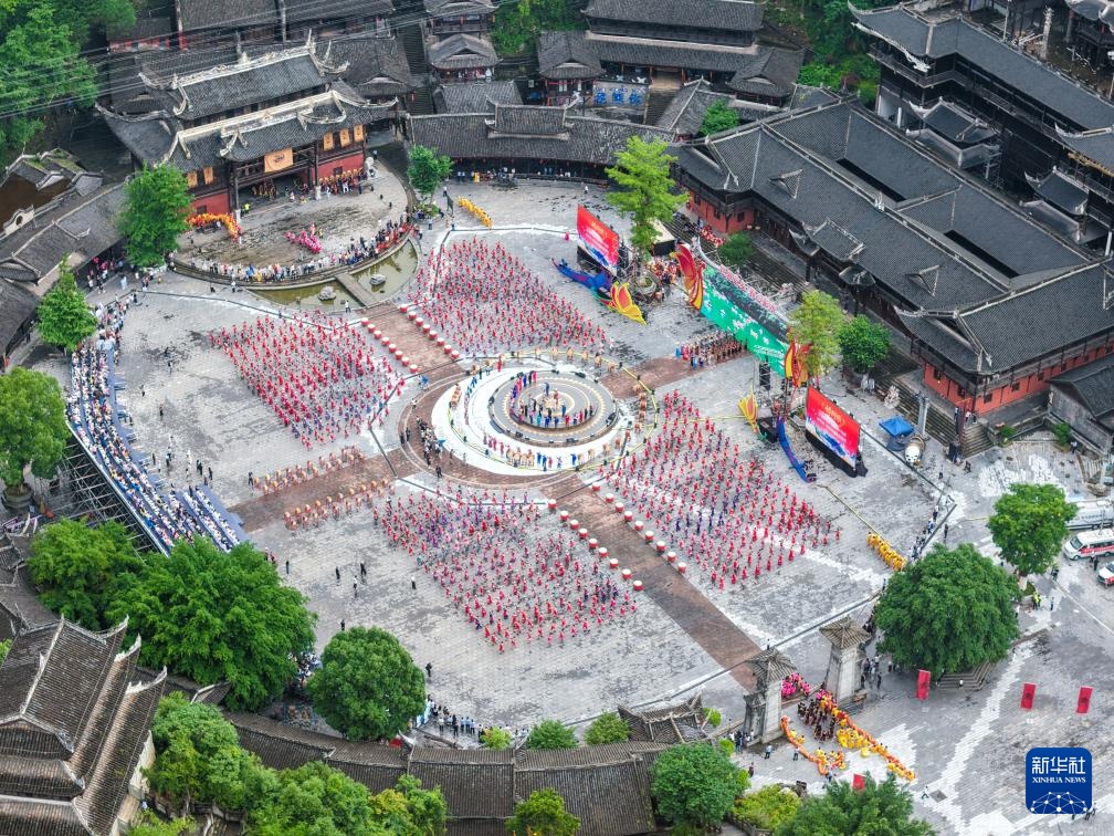 第十五届乌江苗族踩花山节在重庆开幕 第十五届乌江苗族踩花山节在重庆开幕