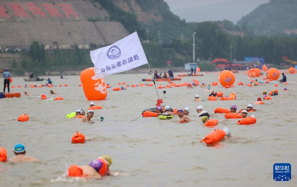 河南三门峡举行横渡母亲河活动 河南三门峡举行横渡母亲河活动