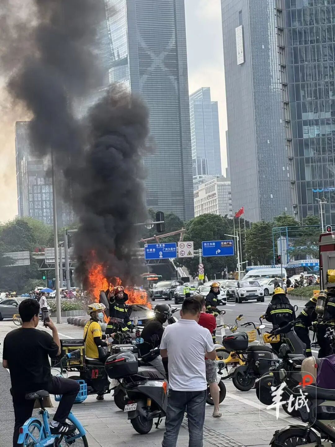 广州天河金穗路一辆兰博基尼起火,现场浓烟滚滚,目前明火已被扑灭 广州天河金穗路一辆兰博基尼起火,现场浓烟滚滚,目前明火已被扑灭
