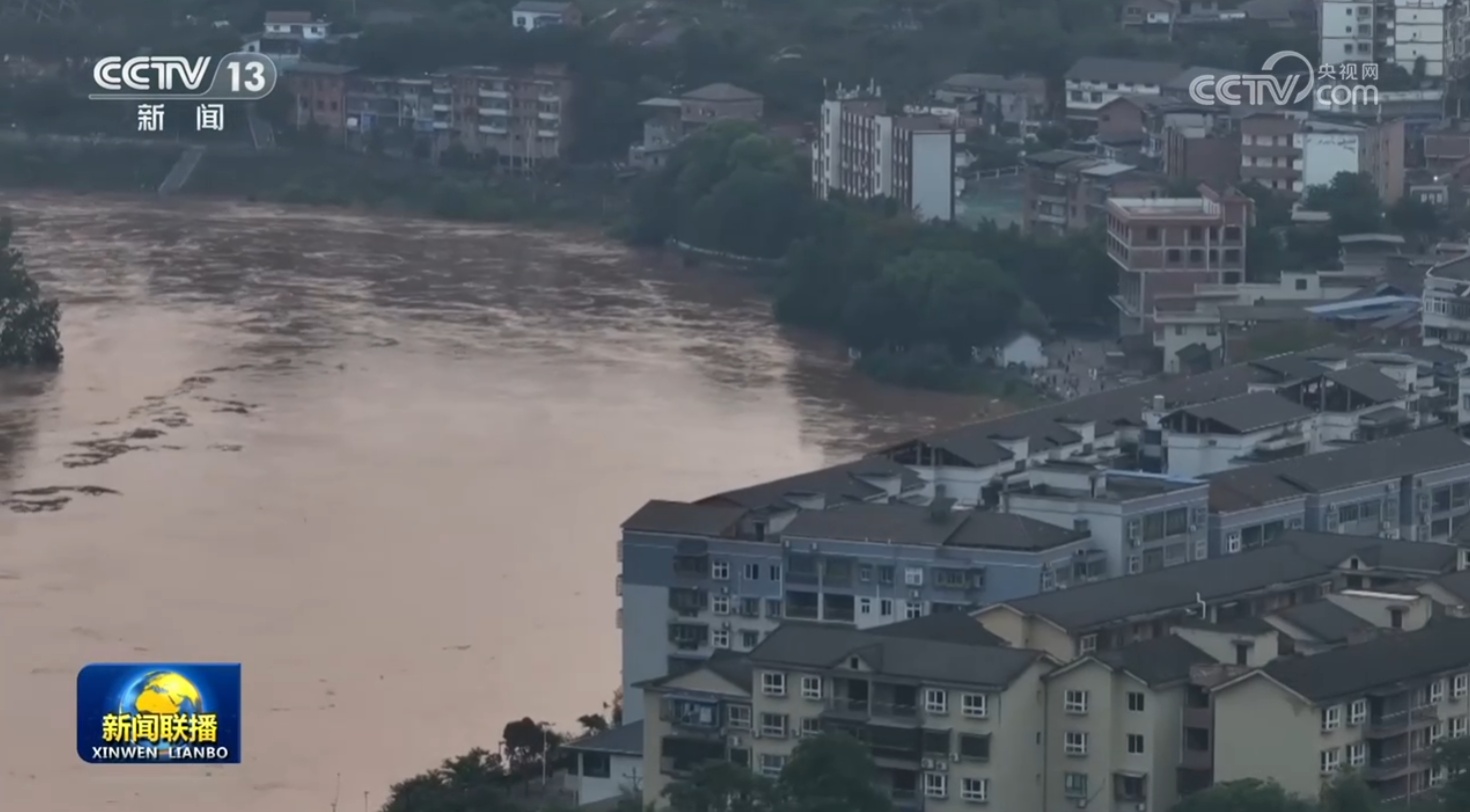 强降雨来袭 各地各部门积极应对