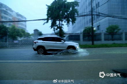 湖北安陆遭遇强降雨积水成河