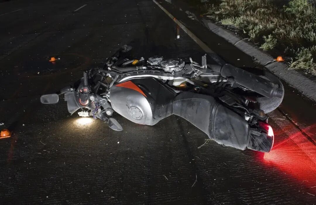 男子醉驾撞上违停车辆身亡，家属索赔120万余元，法院判了