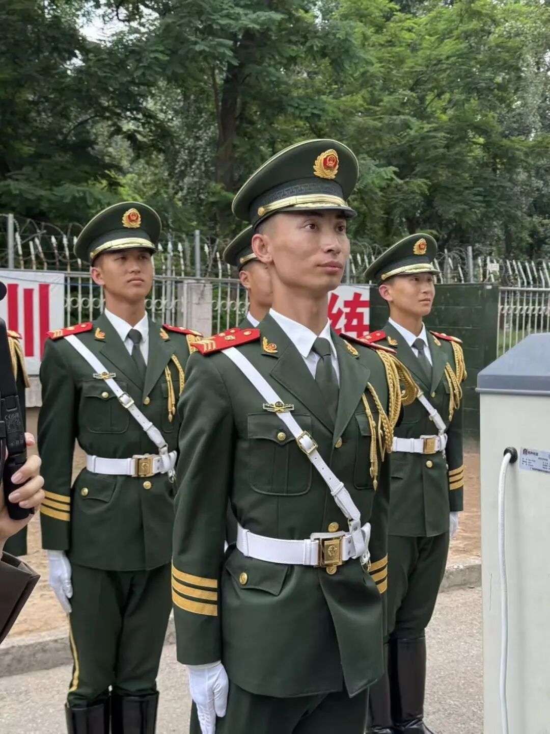 震撼外网的中国军人找到了：23岁的“国门第一哨”距离空军一号最近时不足20米