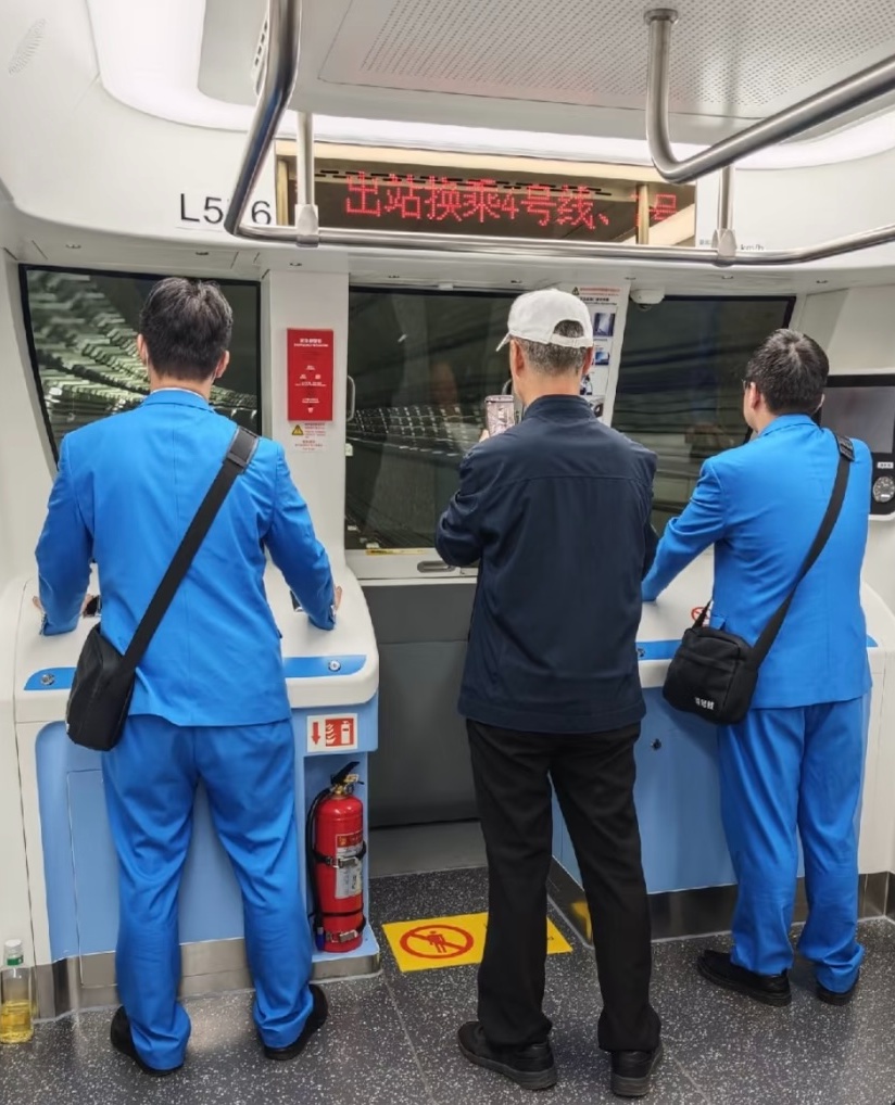明明是全自动地铁，驾驶位咋还坐着人？