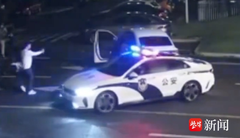 南京一网约车司机突然晕倒，外卖小哥与民警接力救援