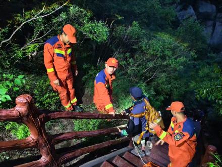 男子登山迷路受伤被困 北京海淀消防连夜进山营救