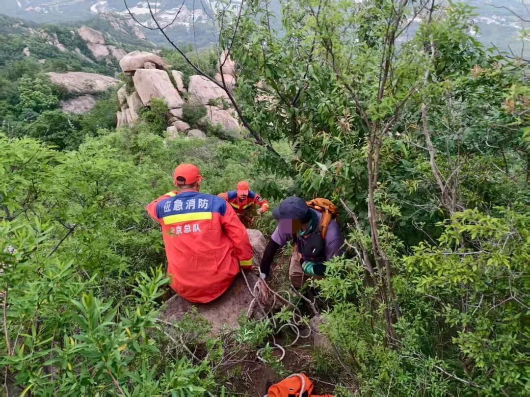 游客登山迷路脚踝受伤被困 海淀消防连夜进山施救