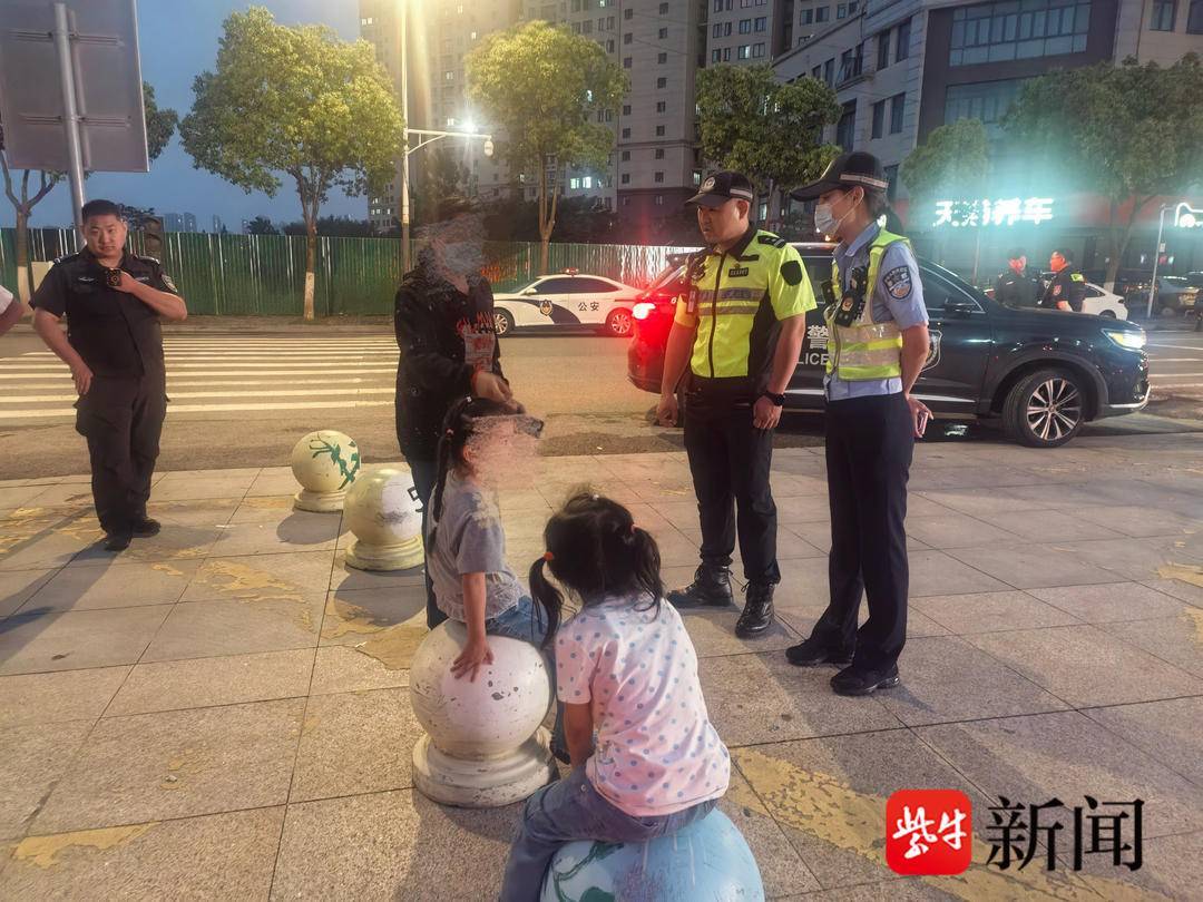 一对5岁双胞胎迷路在街头，交警牵着她们找奶奶