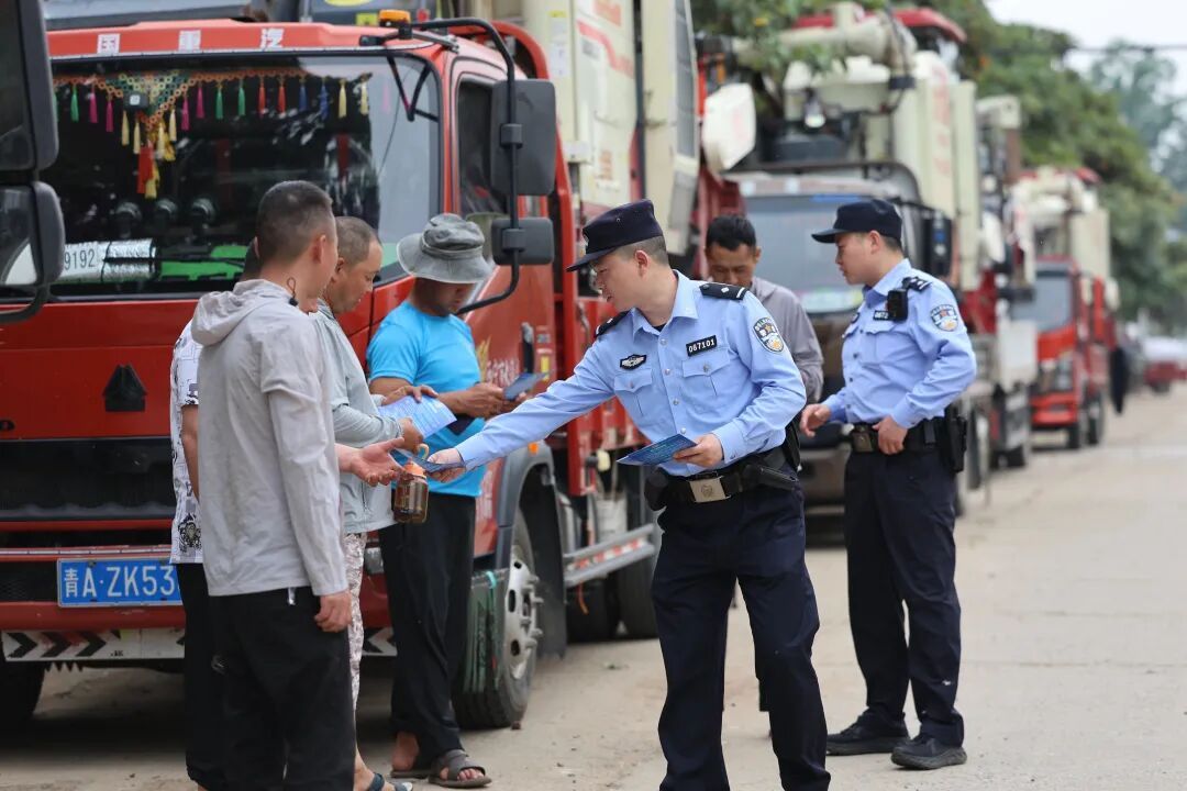 第11个麦收季，收割机又停在了派出所门口