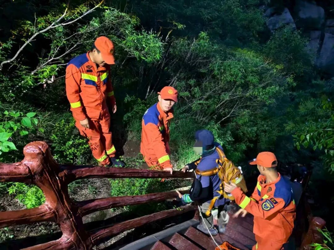 游客登山迷路脚踝受伤被困 海淀消防连夜进山施救