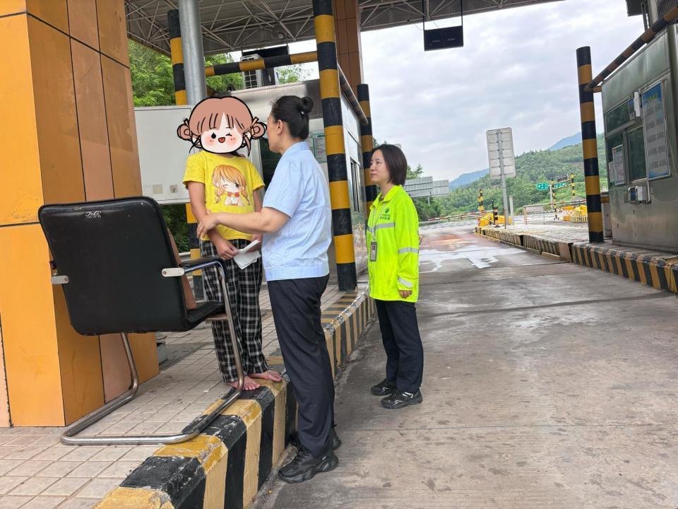 9岁女孩赌气光脚出走误入高速，高速工作人员用一碗面条、一双拖鞋暖心守护女孩