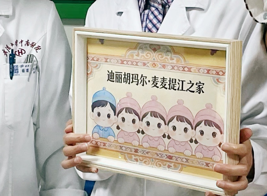 大哥今天出院，新疆五胞胎终于在武汉的家团聚了！爸爸兴奋地为五个宝宝报数