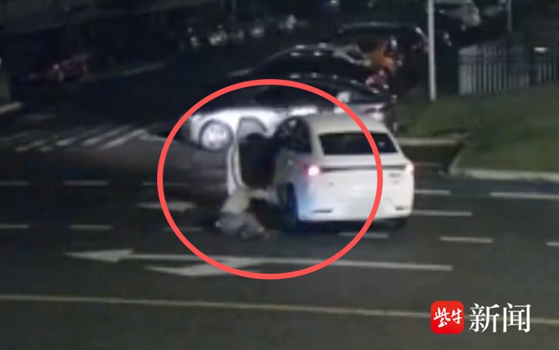 南京一网约车司机突然晕倒，外卖小哥与民警接力救援