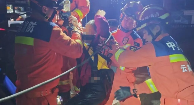 八旬老人坠入7米深井,身体持续下陷!救援争分夺秒…… 八旬老人坠入7米深井,身体持续下陷!救援争分夺秒……