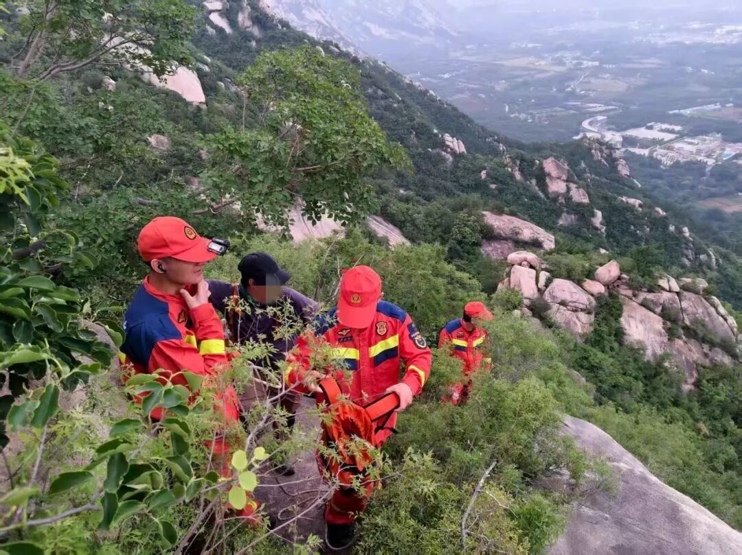 游客登山迷路脚踝受伤被困 海淀消防连夜进山施救