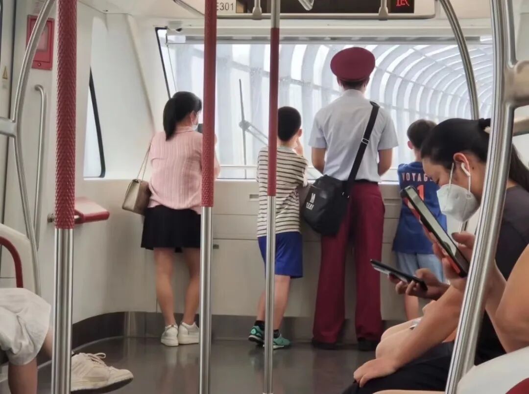 明明是全自动地铁，驾驶位咋还坐着人？
