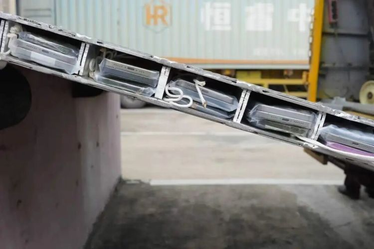 文锦渡海关在货运进口渠道查获车辆尾板夹层藏匿旧手机420台