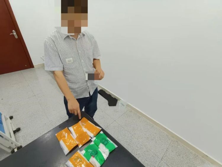 共7.5千克！一男子人身绑藏银珠进境，被海关查获
