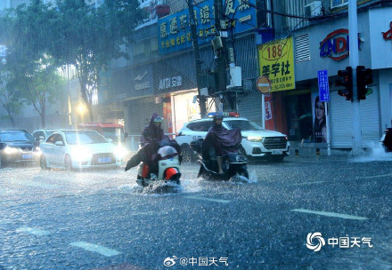 湖北安陆遭遇强降雨积水成河