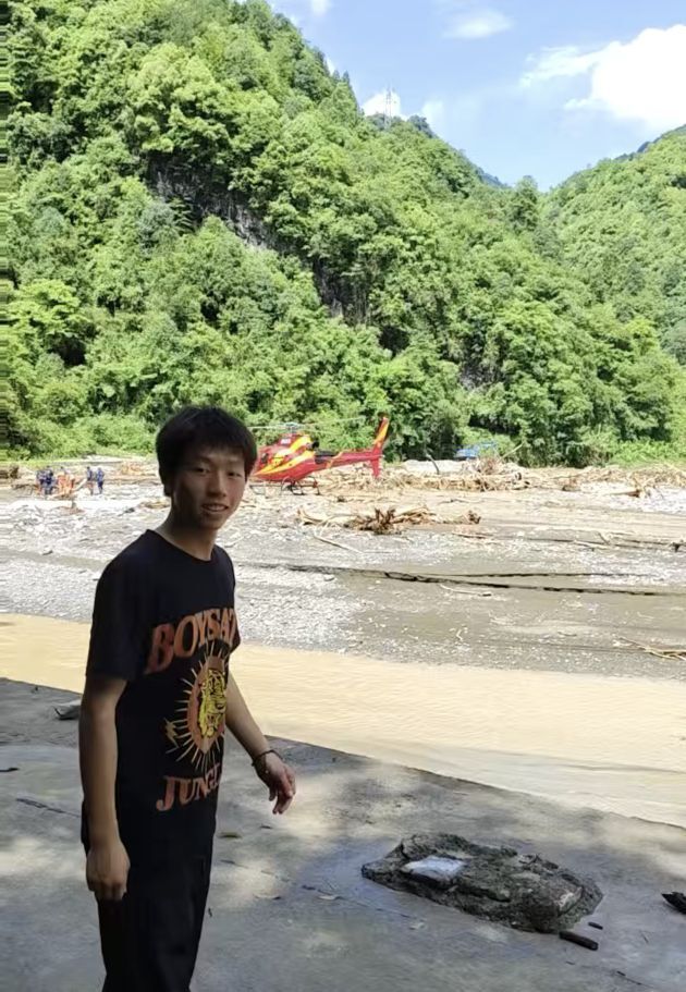 石门“赤膊少年”拒绝和爷爷乘直升机,父子俩带村民艰难撤离“孤岛”:我做了牺牲准备 石门“赤膊少年”拒绝和爷爷乘直升机,父子俩带村民艰难撤离“孤岛”:我做了牺牲准备