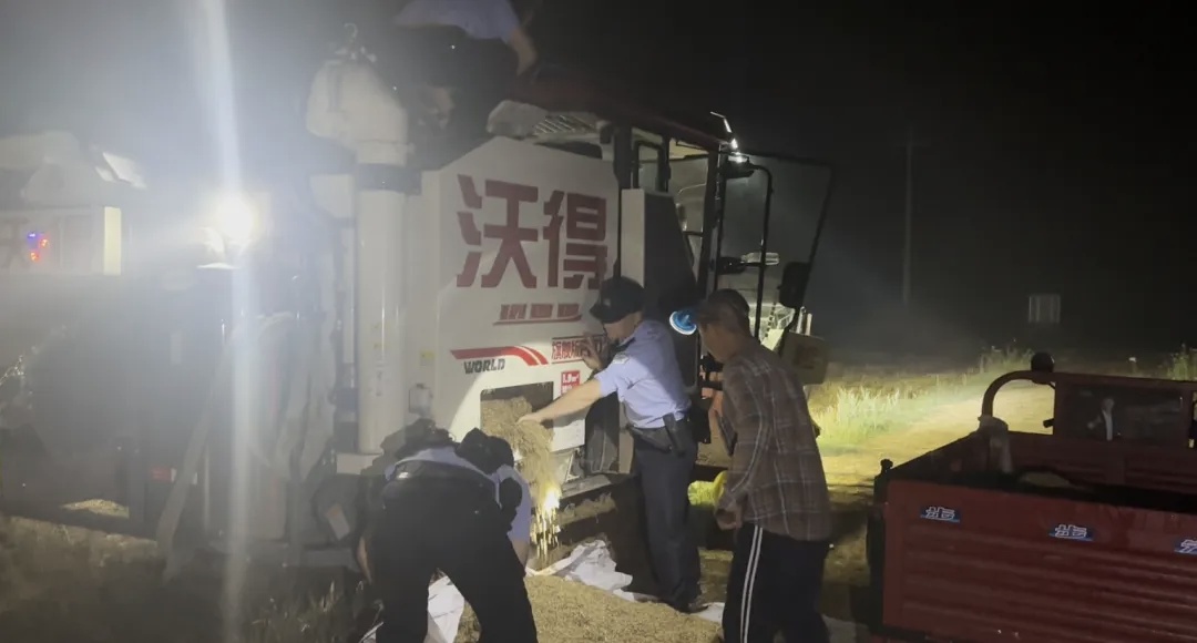 第11个麦收季，收割机又停在了派出所门口