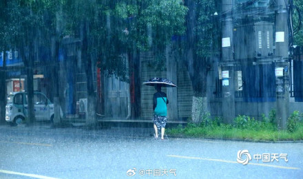 湖北安陆遭遇强降雨积水成河
