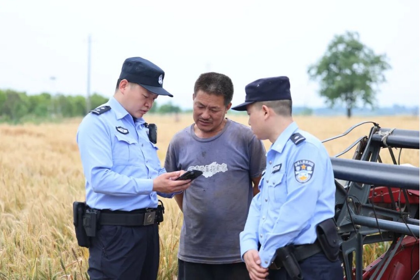 第11个麦收季，收割机又停在了派出所门口