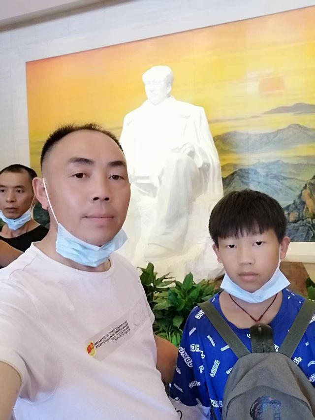 石门“赤膊少年”拒绝和爷爷乘直升机,父子俩带村民艰难撤离“孤岛”:我做了牺牲准备 石门“赤膊少年”拒绝和爷爷乘直升机,父子俩带村民艰难撤离“孤岛”:我做了牺牲准备