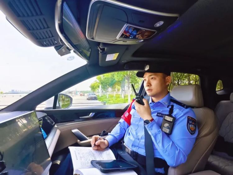 辅警冲上天台救人，发现自己恐高……