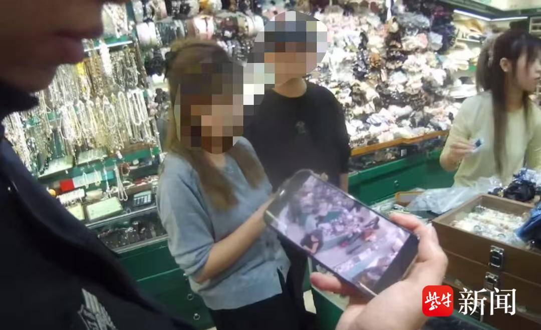 黑衣女选戴一副耳环未付款“扬长而去”,民警调查“社死”现场最终冰释前嫌 黑衣女选戴一副耳环未付款“扬长而去”,民警调查“社死”现场最终冰释前嫌