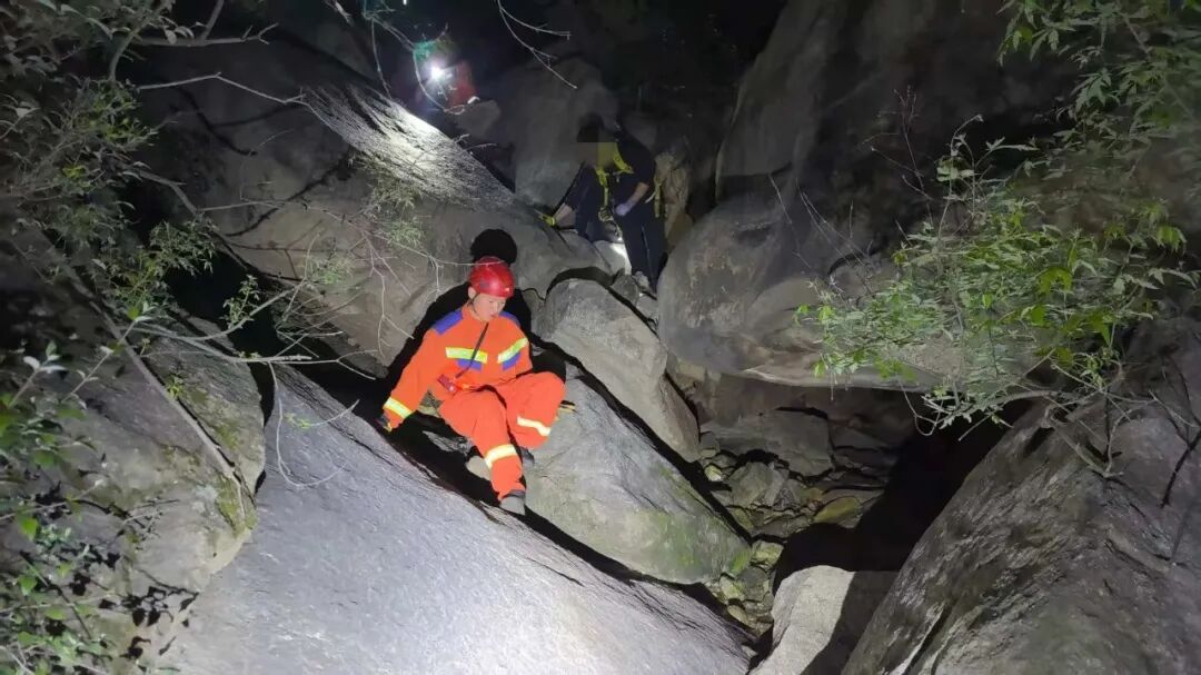 年轻情侣迷路、花甲老人坠崖，野山踏青切勿任性