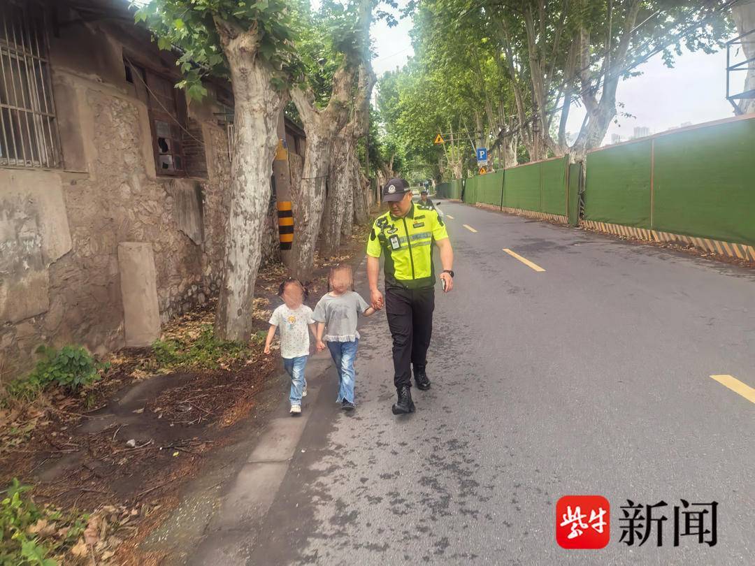 一对5岁双胞胎迷路在街头，交警牵着她们找奶奶