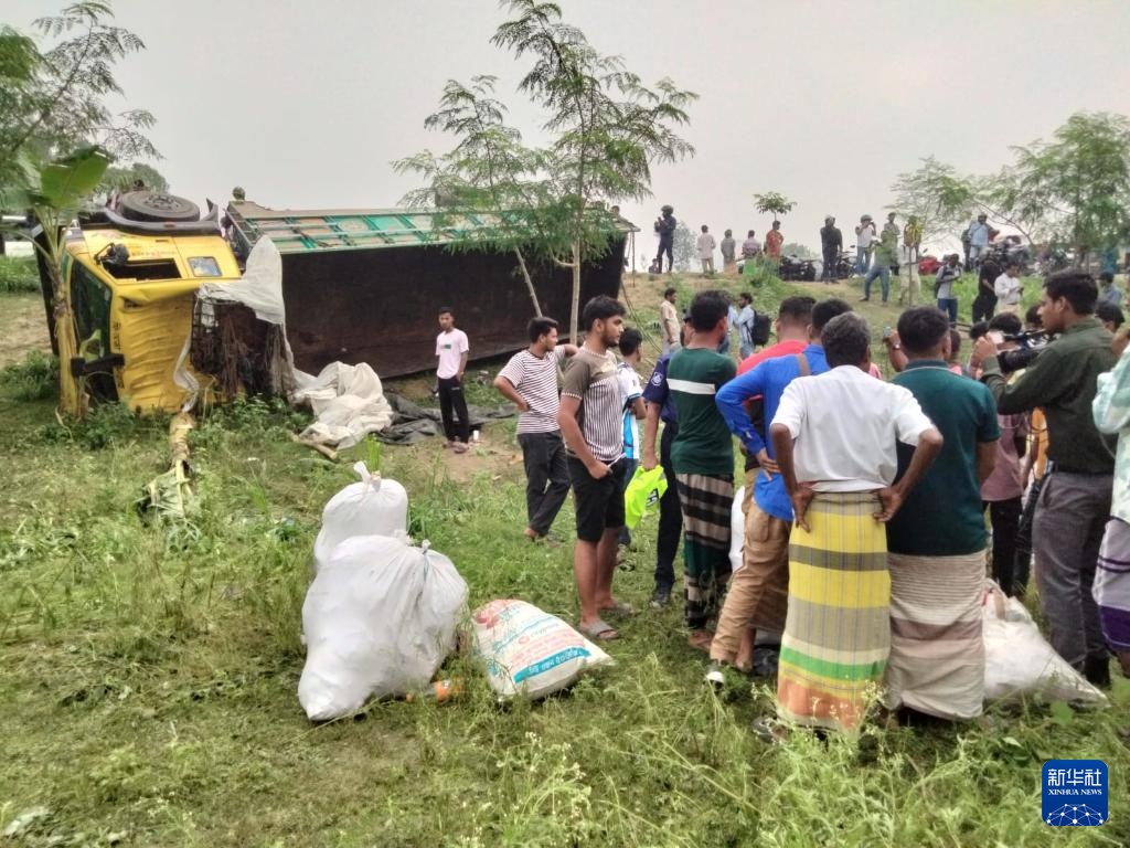 孟加拉国中部一货车侧翻致15人死亡
