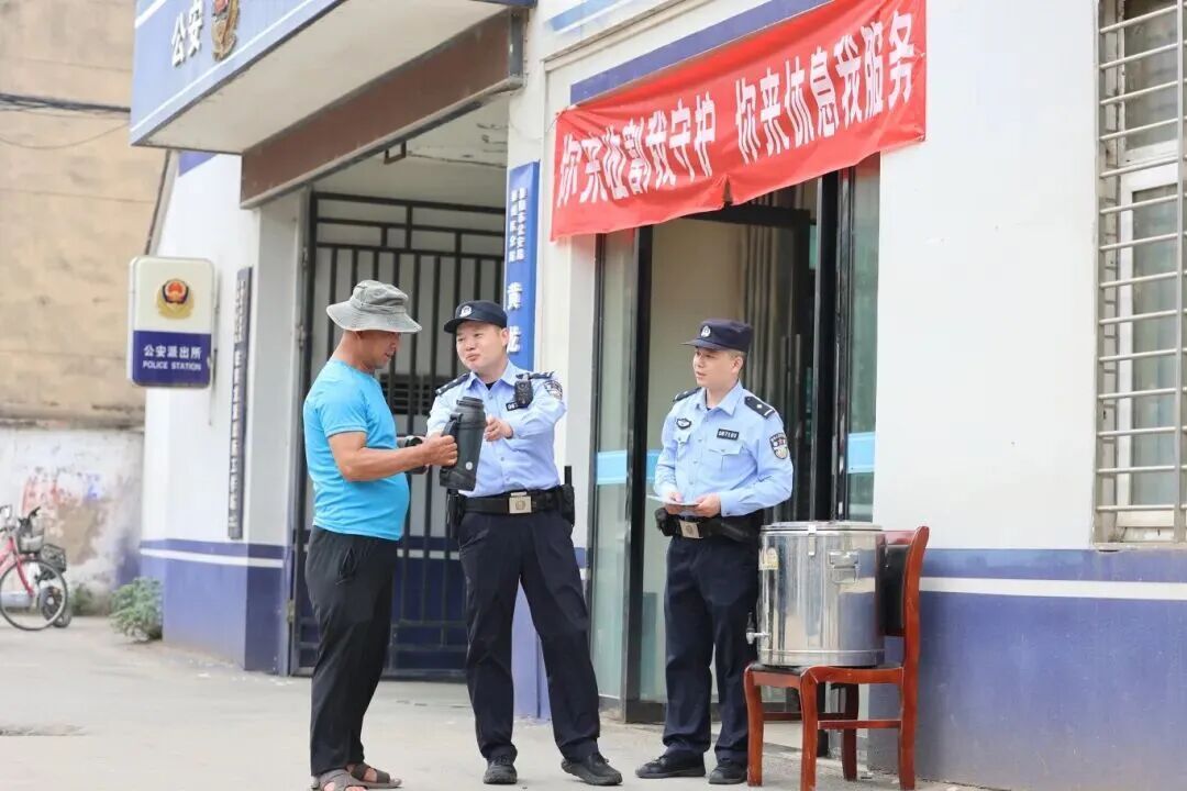 第11个麦收季，收割机又停在了派出所门口