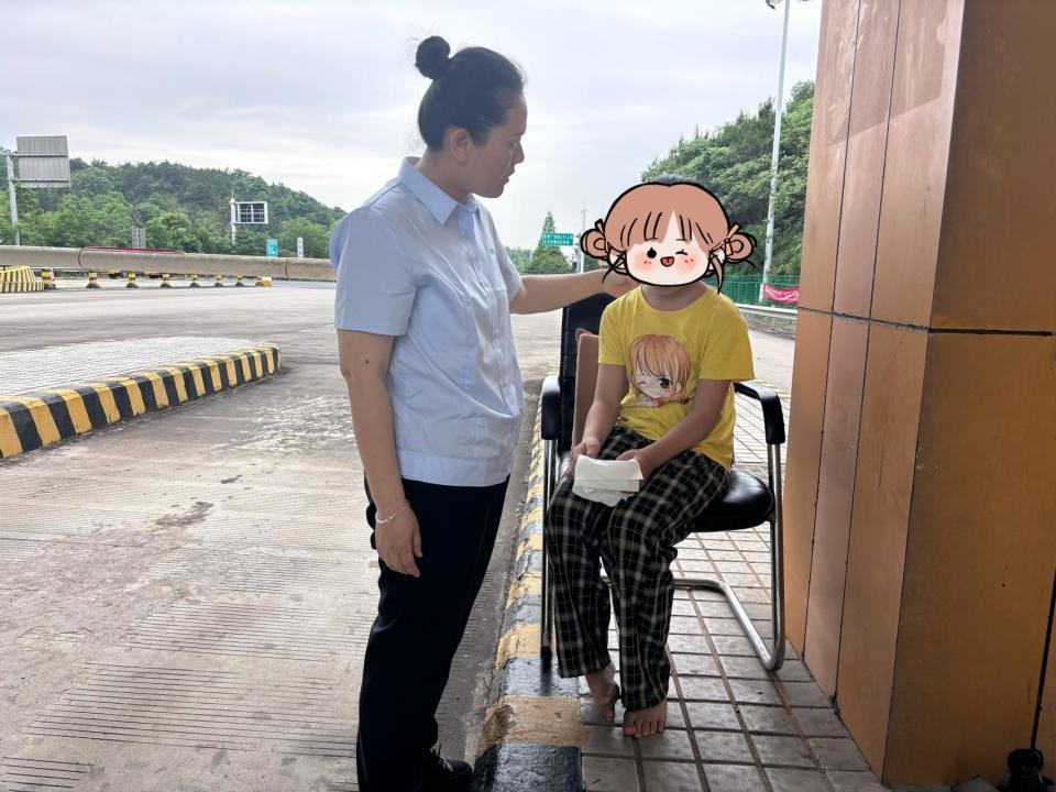 9岁女孩赌气光脚出走误入高速，高速工作人员用一碗面条、一双拖鞋暖心守护女孩