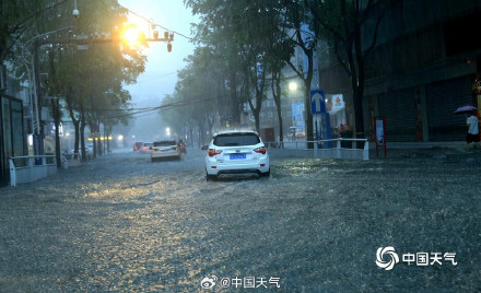 湖北安陆遭遇强降雨积水成河