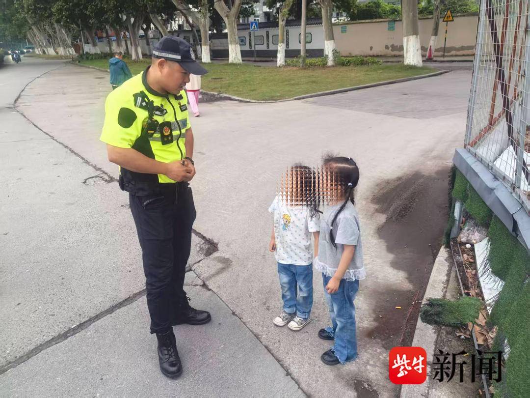 一对5岁双胞胎迷路在街头，交警牵着她们找奶奶