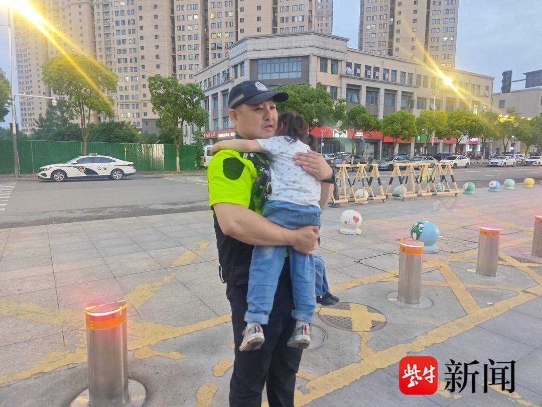 一对5岁双胞胎迷路在街头，交警牵着她们找奶奶